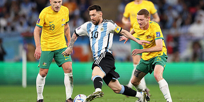 Сборная Аргентины обыгрывает команду Австралии после первого тайма матча 1/8 финала ЧМ-2022