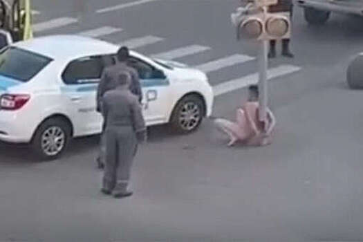 В Туле неизвестные приковали голого мужчину к светофору