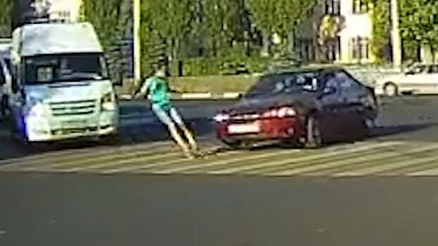 Красная иномарка переехала ногу воронежскому подростку