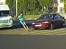 Красная иномарка переехала ногу воронежскому подростку