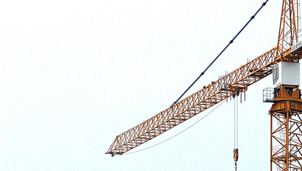 На севере Петербурга упал строительный кран