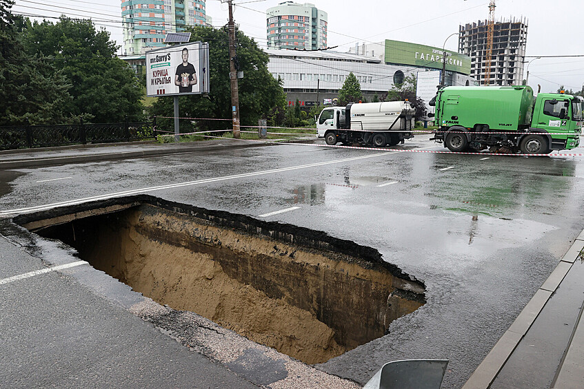 Обрушение части моста через реку Салгир на улице Толстого в Симферополе