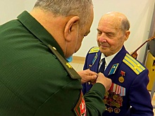 Командующий ВДВ РФ поздравил ветерана с 70-летием первого прыжка с парашютом