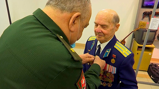 Командующий ВДВ РФ поздравил ветерана с 70-летием первого прыжка с парашютом
