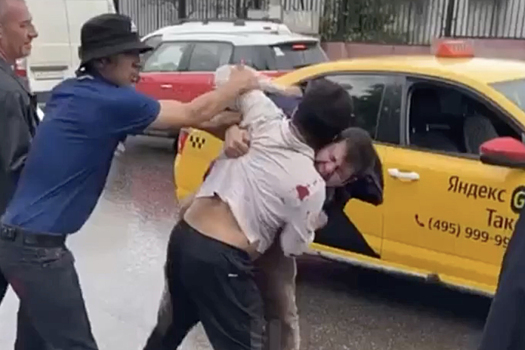 Драка с участием водителя такси в Москве попала на видео
