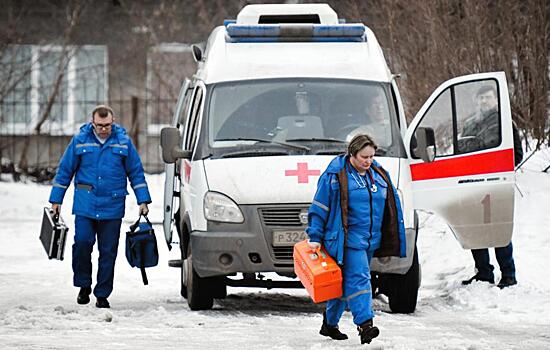 В российском регионе после столкновения с тремя авто перевернулась скорая