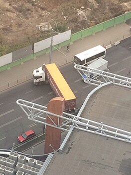 Из-за грузовика, задевшего при развороте легковушку, встало движение на Московском шоссе
