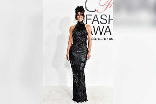 Звезда реалити-шоу Ким Кардашьян вышла на публику в корсетном платье