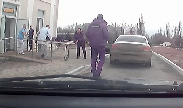 В Волгограде инспекторы ДПС помогли роженице попасть в роддом