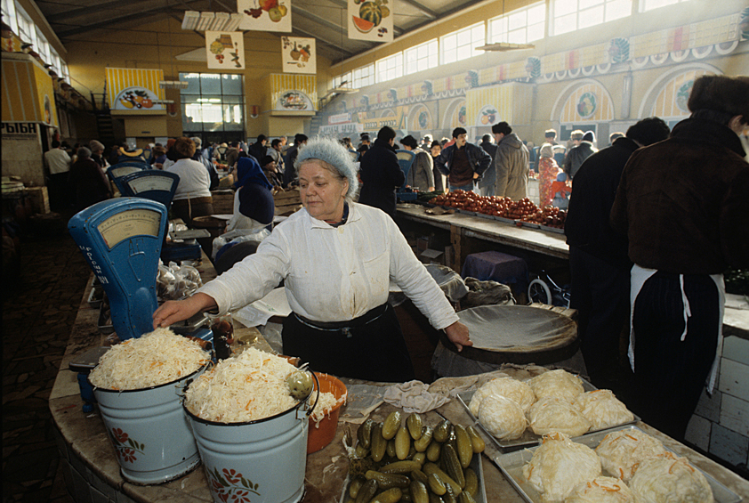Продавец соленьями на Центральном рынке в Москве, 1990 год