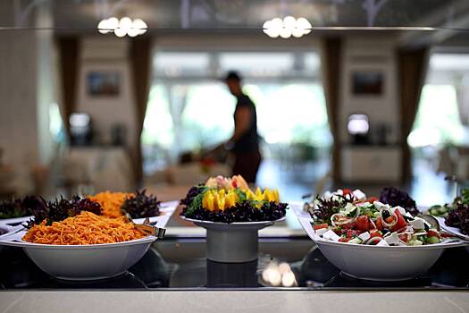 Россиянам назвали четыре опасности шведского стола