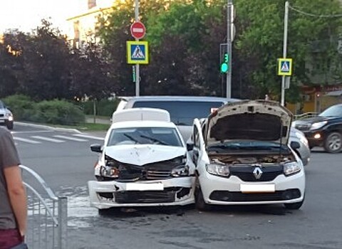 В Калуге в ДТП на перекрестке пострадали три человека