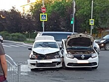 В Калуге в ДТП на перекрестке пострадали три человека