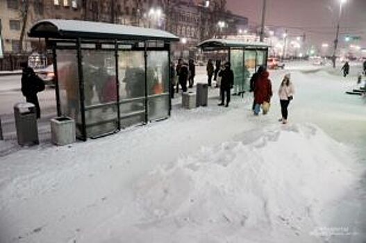Коммунальщики приступили к расчистке тротуаров от снега в Екатеринбурге