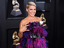 «Волосатое» платье, халат на голое тело, корсет на голове и другие модные провалы звезд на прошедшей неделе