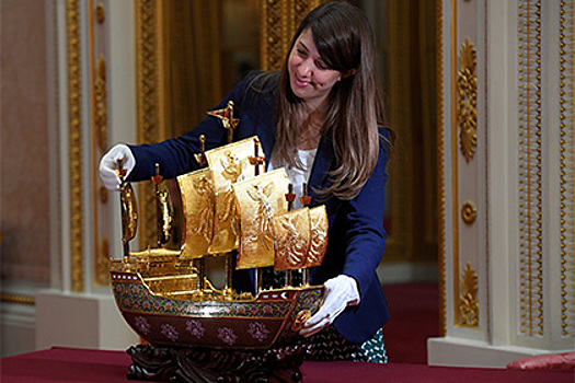 В Букингемском дворце покажут трон Елизаветы II из бисера