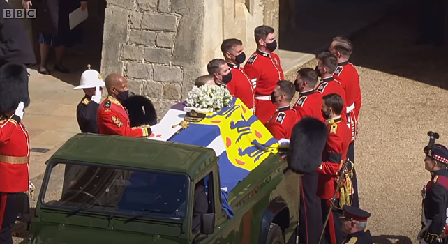 Гроб принца Филиппа показали на онлайн-трансляции с похорон в Британии