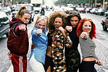 Спортивный стиль Мелани Си и Spice Girls: как одевались девушки 90-х и нулевых