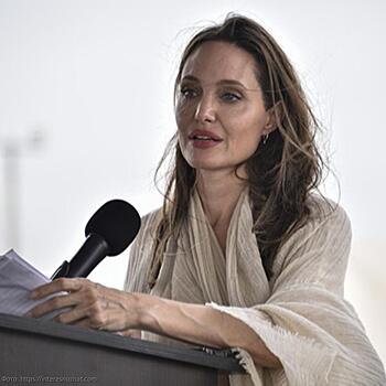 В соцсетях обсуждают Анджелину Джоли и ее «иссохшиеся» руки