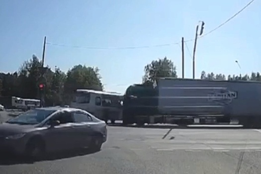 ДТП с автобусом и тремя погибшими под Смоленском попало на видео