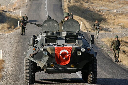 СМИ: Турция стягивает бронетехнику к сирийской границе
