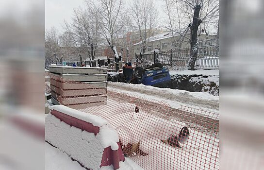 В Челябинске в районе ЧМЗ грузовик упал в яму