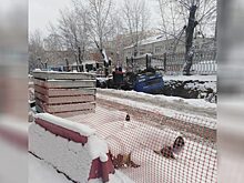 В Челябинске в районе ЧМЗ грузовик упал в яму