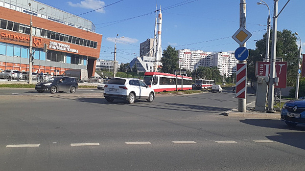 В Самаре на проспекте Ленина встали трамваи