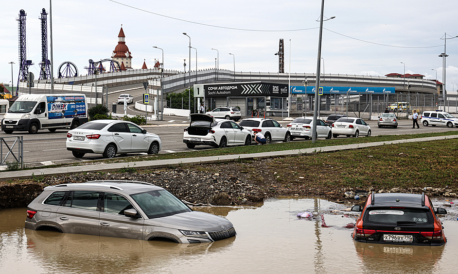 Федеральная территория "Сириус". Автомобили, затопленные в результате сильного ливня около гоночной трассы "Сочи Автодром"