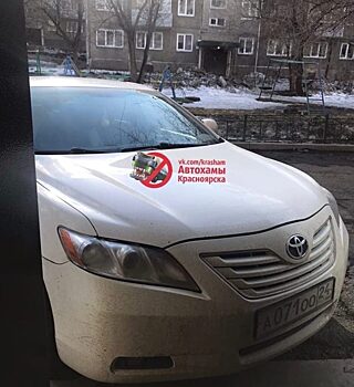 Водитель городской администрации уволен после замечания мэра о неправильной парковке