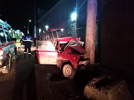 В Батайске пьяный водитель на ВАЗ-2105 протаранил столб, пострадали двое