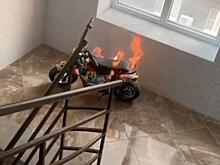 В Ростове в подъезде жилой многоэтажки горел самокат