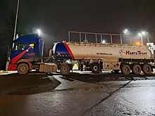 В Ленобласти водитель опрокинул бензовоз на заснеженной дороге