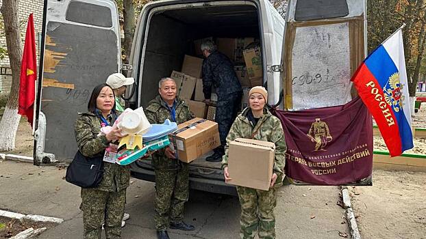 Вьетнамцы отвезли вещи для военнослужащих