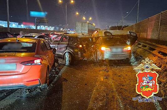 В Подмосковье произошли две массовые аварии с участием 12 машин