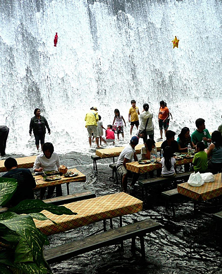 Labassin Waterfall – ресторан у подножия водопада в местечке Сан-Пабло на Филиппинах. Красиво, но вот слышат ли клиенты что-то кроме шума бурлящей воды во время ужина – большой вопрос