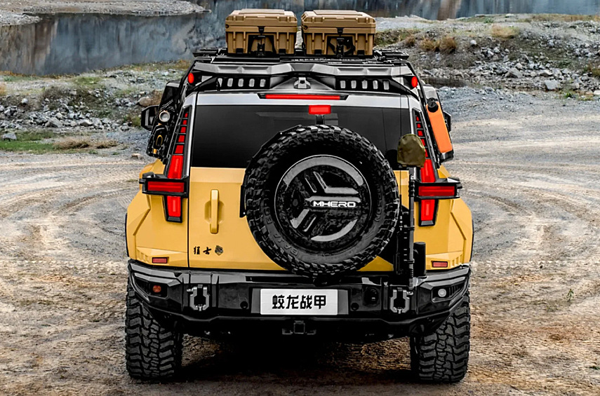 Это топор, лопата, канистры и огнетушитель, которые закреплены на «разгрузках» сбоку и не занимают пространство внутри. Салон по умолчанию отделан тёмно-серой, белой или оранжевой кожей наппа, потолок обшит чёрной замшей.