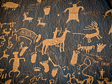 Древние послания на камне: музей петроглифов на берегу в Иссык-Куля