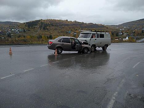 Автомобилист с женщиной пострадали в Шерегеше из-за столкновения с "буханкой"