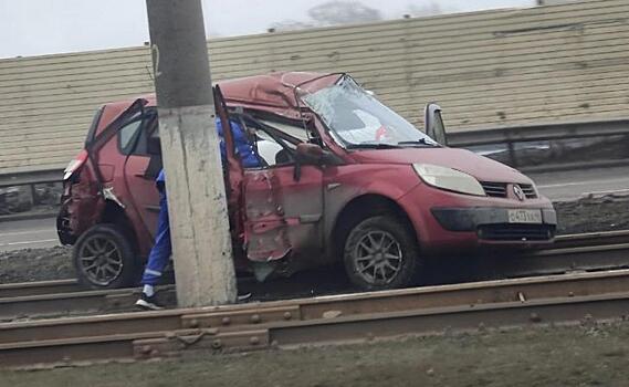 В Курске на улице Энгельса легковой автомобиль «Рено» врезался в столб