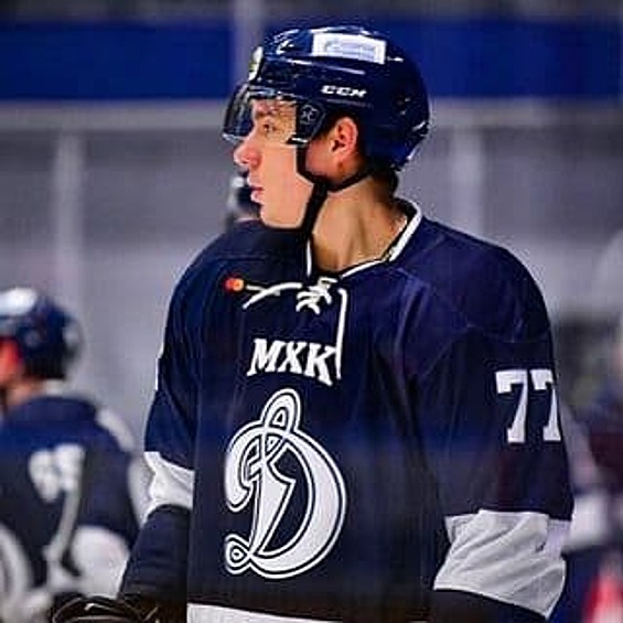 Во втором периоде встречи после броска хоккеиста "железнодорожников" шайба попала в голову 19-летнему Файзутдинову.