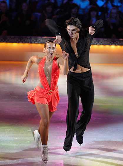 Участники шоу "Ледниковый период 2008" Жанна Фриске и Виталий Новиков во время выступления, 2008.