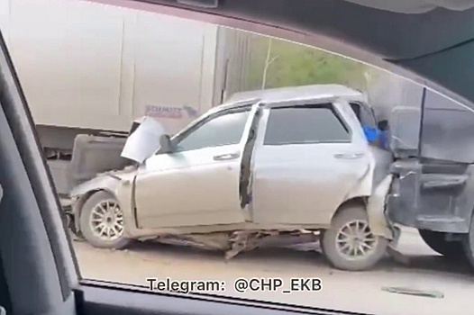 Две фуры смяли легковушку на ЕКАД