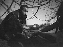 Фотография беженцев на границе пoбедила на World Press Photo