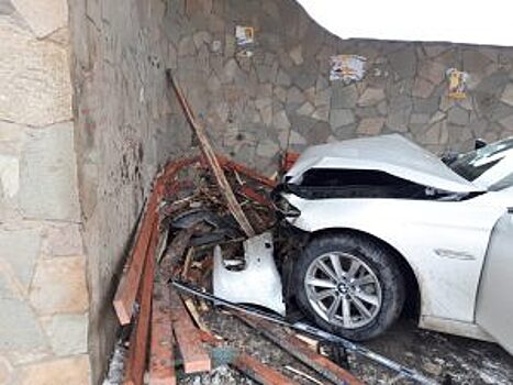 В Башкирии «BMW» влетела в остановку, есть пострадавший