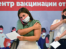 Выходные и бесплатные обеды: как россиян мотивируют привиться