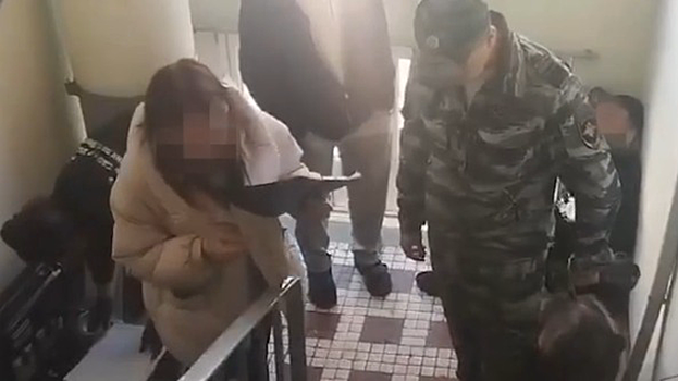 Лежавшего в подъезде жилого дома наркомана задержали в Западном Дегунине