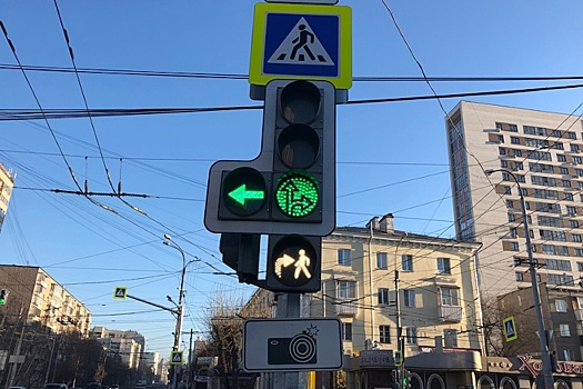 В Екатеринбурге появились светофоры с бело-лунным человечком