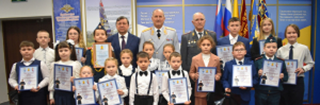 В МВД по Чувашской Республике чествовали победителей конкурса детского рисунка «Мои родители работают в полиции»