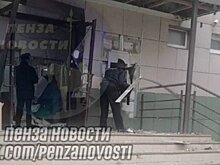 В торговом центре Пензы неизвестные взломали банкомат и украли деньги